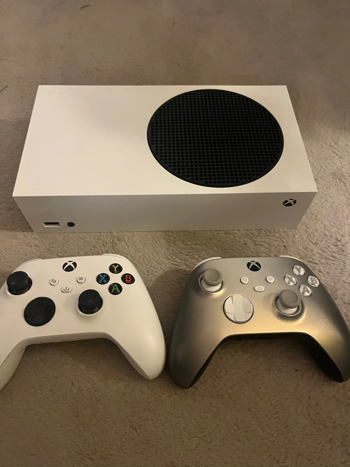 Säljer Xbox Series S + 2 stycker hand kontroller!