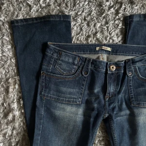 Bootcut jeans - Bootcut jeans köpta på en vintage butik i Prag. Aldrig använt:( storlek: 30/32. Midjemått: 40cm, midjehöjd: 20cm, innerbenslängd: 80cm