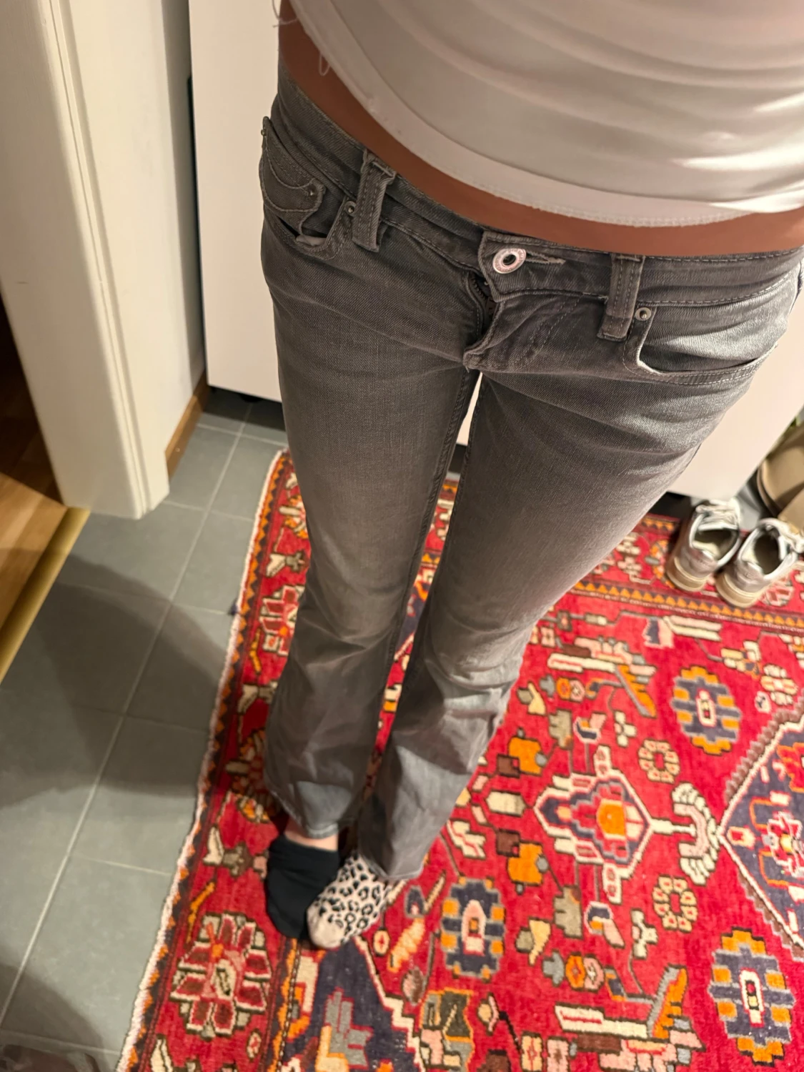 Grå bootcut jeans med låg midja - 1