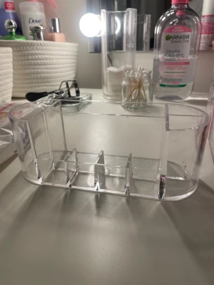 Förvarings låda, smink - Perfekt till dina läppprodukter, har stativ för dina läppstift! Funkar så bra!!!!