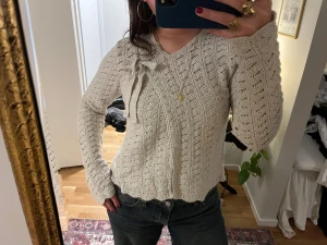 Beige stickad kofta Odd Molly med rosett - Beige stickad kofta från Odd Molly med långärmad passform och  rosettdetalj vid axeln. 