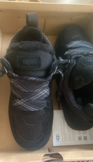 black uggs lowmel - använda max 3 ggr, låda kvar 