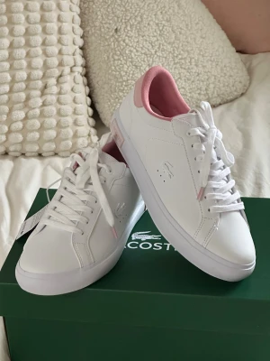 Lacoste  - Powercourt. Ny pris 1200kr. Jätte fina skor! Aldrig använda, säljer pga av för stora för mig. prislapp kvar och i original kartong. Skriv om ni vill ha mer info💕