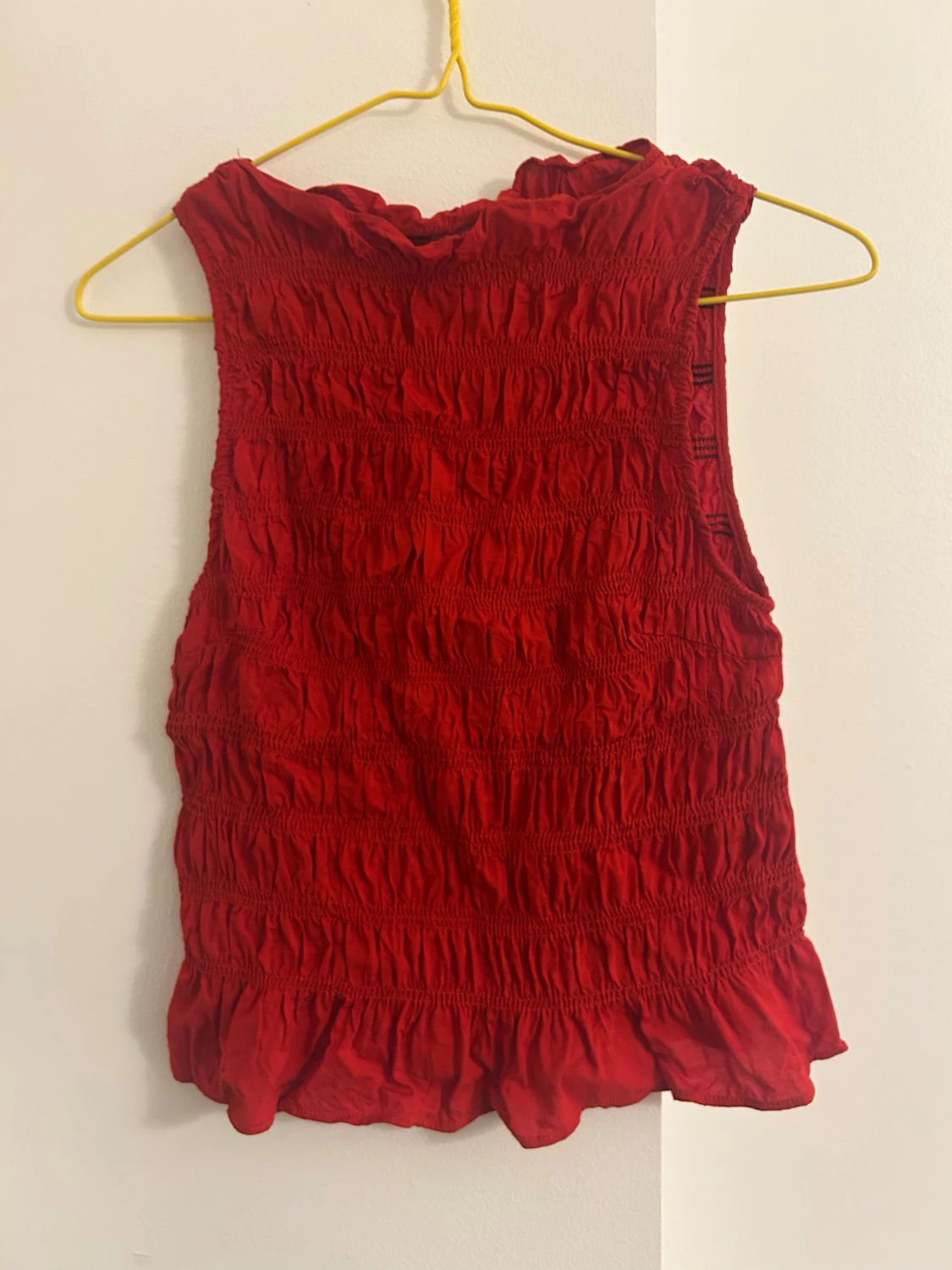 Röd smockad ärmlös topp - 1