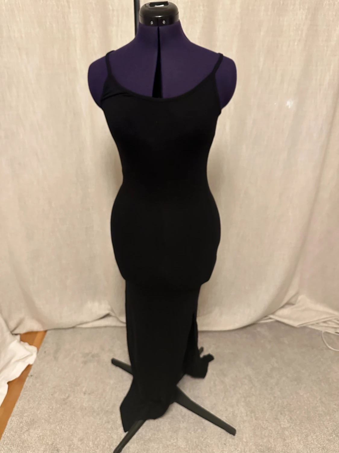 Svart långklänning med smala axelband skims doupe