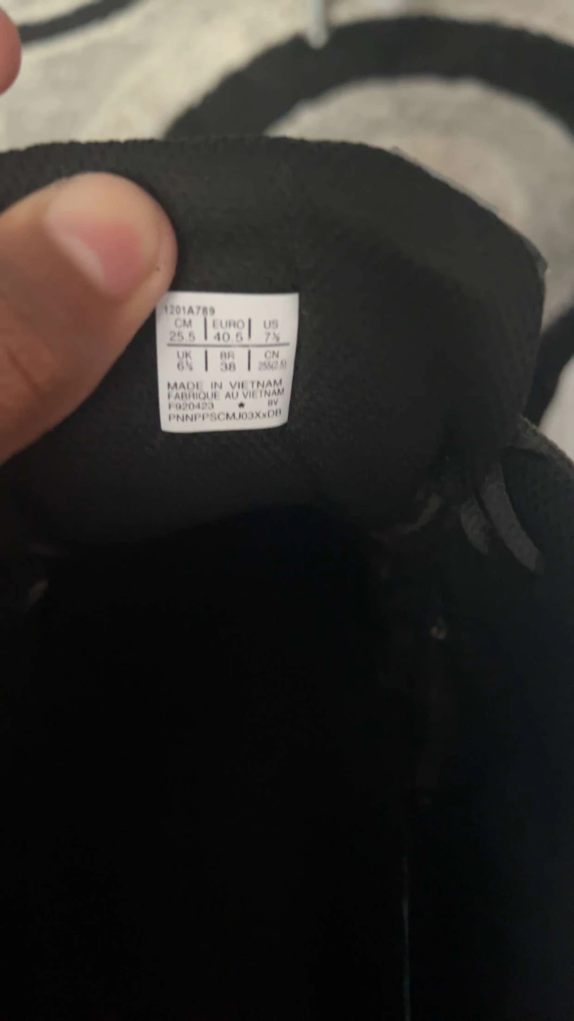 Svarta Asics sneakers strl 40.5 - 2