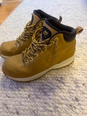 Nike vinterskor storlek 41 - Tja, säljer dessa vinterskor då de är för små för mig. Perfekt till vintern om man vill hålla sig varm. Ett litet märke som syns på sista bilden. Bara att höra av er för frågor osv. MVH Elton