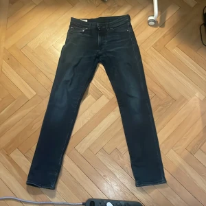 Levis jeans - Ett par mörkblåa Levis jeans i storleken  W30 L34. Modellen är 511. Pris kan diskuteras.