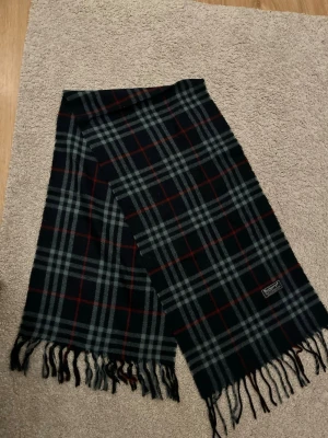 Burberry scarf - Jag säljer en mörkblå burberry scarf som passar bra till många olika outfits. Helt ny, däremot utan prislapp!