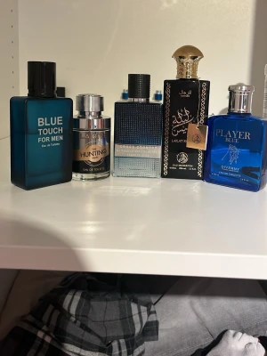 Fem herrparfymer i snygga flaskor - Fem olika herrparfymer: Blue Touch for Men, La Rive The Hunting Man, Cross Country, Lailat Khamis och Player Blue. Perfekt för dig som vill testa nya dofter och hitta din favorit. Volymer och ingredienser syns ej tydligt på bilden.
