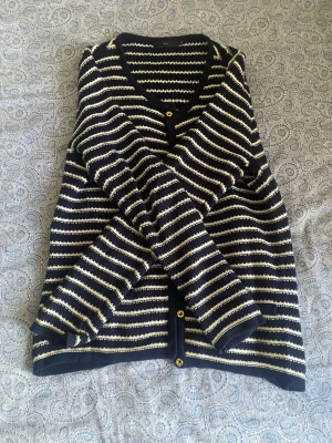 Vintage randig kofta  - Jag säljer den här gulliga randiga koftan som är i god skick. Har ej använts mycket. Är storlek M. 