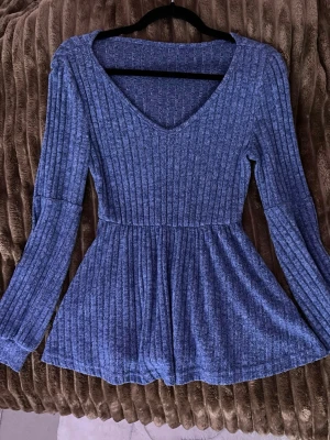 Blå ribbad långärmad topp - Fin blå topp passar storlek S och XS 