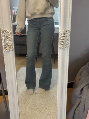 Blå bootcut jeans från Lager157, XS - Säljer ett par blå bootcut jeans från 157 i storlek XS och full längd. Jeansen har låg midja och klassisk femficksdesign. 