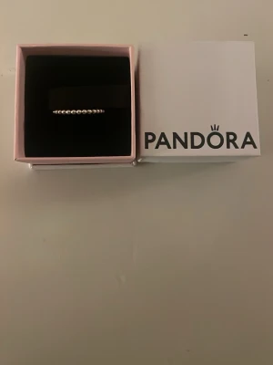 Pandora ring  - Den är köpt från Pandora för några månader sedan. Kommer inte ihåg strl riktigt men det är 18 då jag brukar ha strl L i ringar