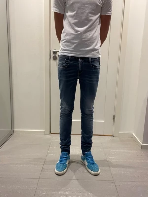 Replay Anbass Jeans - Säljer nu dessa Replay Anbass jeans, W28 o L32, skriv för fler bilder/frågor🙌🏼