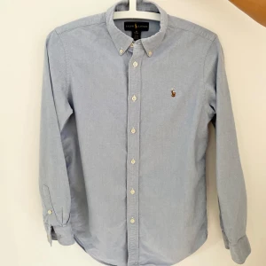 Ljusblå Ralph Lauren Skjorta - Ljusblå Ralph Lauren Skjorta 👔               Storlek XS (16)✅                                                                Fint skick! 🆕                                                                   Pris går att diskuteras🤝                                          Hör av er vid frågor eller fler bilder! 😊