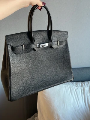 Svart väska  - Jag säljer en helt ny väska som inte används. Väskans material är av god kvalitet som är gjord för att hålla länge 