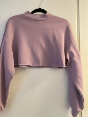 Lila kroppad sweatshirt - Lila kroppad sweatshirt 