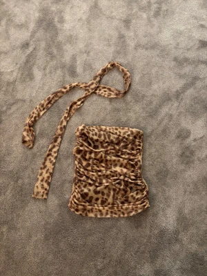 Leopard tubtop Zara - Jättefin tubtop med scarf från Zara i oanvänt skick. Jättefin tröja perfekt nu till varmare tider, i strl M men passar även S💞💞