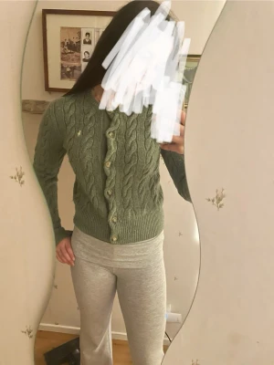 Grön kabelstickad kofta Polo Ralph Lauren - Trendig tröja från Ralph lauren i 10% kaschmir och 90% ull Nypris ca 2100kr kan skicka bild på liknande koftor Fin kofta som går att göra casual outfits med men också mer uppklätt  Bra skick, har bara lite noppror