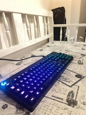 Logitech G213 Prodigy RGB Gaming Keyboard+Musmatta - Logitech G213 Prodigy är ett gamingtangentbord med RGB-belysning och dedikerade mediaknappar. Tangentbordet är i gott skick utan synliga defekter eller slitage. Perfekt för spel och arbete med justerbar belysning och bekväm design. Där jag dessutom bjuder på en musmatta