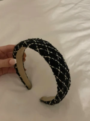 Vet inte  - Säljer ett diadem som jag inte vet vart. Den är svart med vita ränder 🤍