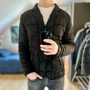 Hetregó jacka - Säljer nu denna stilrena ”Hetregó” jackan i mycket bra skick. Jackan är relativt varm och passar bra till våren. Nypris ca 5 000kr. Storlek 50 passar M men mer åt L hållet.