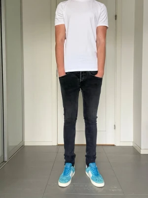 Dondup George Jeans - Säljer nu dessa dondup George jeans som överlag är i fint skick, storlek 30 men lappen är bortklippt,  skriv för fler bilder/frågor🙌🏼