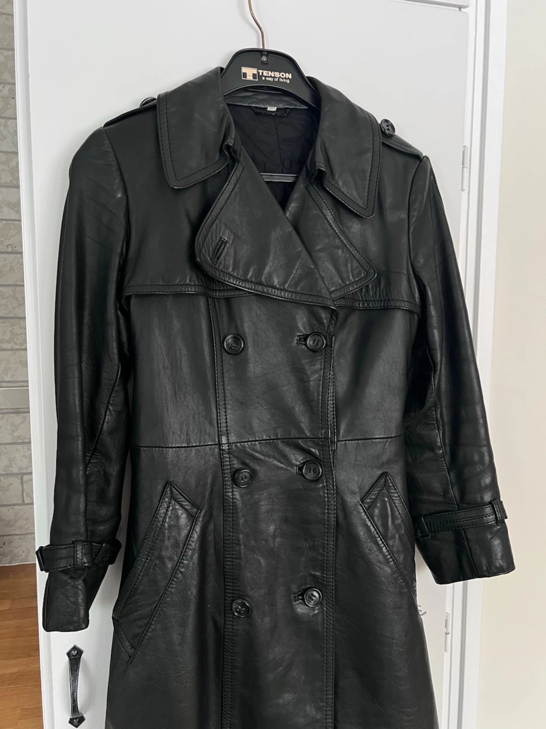 Svart vintage skinnkappa från 70-talet, storlek 38 - 1