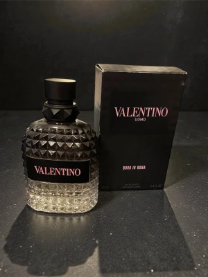 Valentino Uomo Born In Roma  - Valentino Uomo Born In Roma är en Eau de Toilette på 100 ml med en snygg, modern design. Perfekt för dig som vill sticka ut med en exklusiv touch. Tillverkad av Valentino Beauty, Paris. Mellan 80-90ml kvar