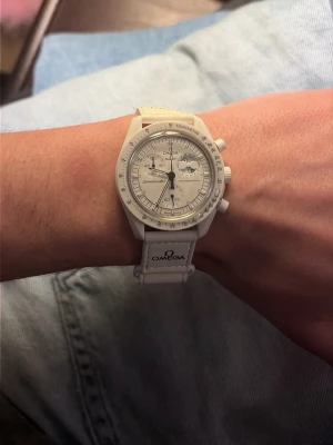 Omega x Swatch -  en vit Omega x Swatch Speedmaster snygg och stilren. Låda medföljer. Kan säljas billigare vid swish 