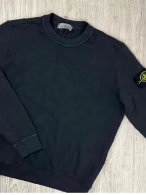 Stone Island sweatshirt - Ny oanvänd storlek medium, har en vit och en svart