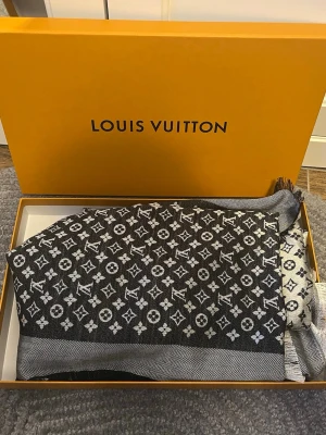 Louis Vuitton Scarf - Louis Vuitton cashmere scarf ny skick, öppen för prisförslag! Perfekt för dem kalla tider vi är i nu