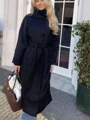 High collar belted coat Lång kappa - Super fin helt ny svart lång kappa ifrån Nelly i storlek XS. Aldrig använd samt lappar kvar! original pris 999kr
