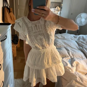 By Emilina studentklänning - Superfin vit kort volang klänning! 💗den är i väldigt bra skick, utan defekter, jag köpte den för några veckor sedan här på plick, bilderna är inte mina! Perfekt till studenten❤️