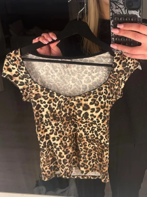 Leopardmönstrad topp med kort ärm - Säljer en snygg leopardmönstrad topp. Använt max 1 gång!