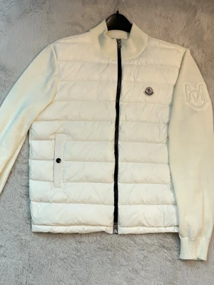 Moncler cardigan  - Säljer den senaste versionen av moncler cardigan. Perfekt för den som vill vara stilig och unik. Helt ny med påse 