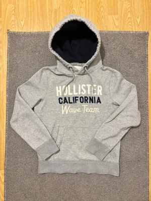 Vintage Hollister Hoodie - Säljer denna sjukt feta Hollistwr Hoodie! | Skicket är mycket bra utan defekter | Storlek S | Längd ≈ 60cm , Bredd armhåla - armhåla ≈ 50cm | Hör av vid funderingar och priset kan diskuteras!