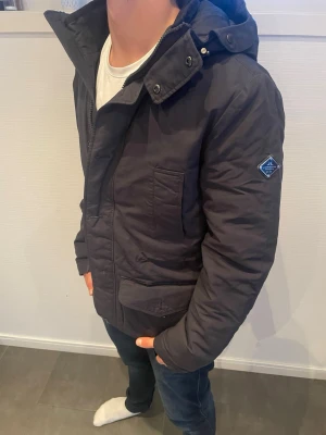 J Lindeberg jacka  - J Lindeberg jacka herr| pris:1599kr|storlek: L| skick:9,8/10| Hör av dig vid minsta lilla fundering eller fråga|