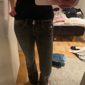 Mörkgrå bootcut jeans - Säljer ett par lågmidjade mörkgrå jeans med bootcut passform från Gina tricot🥰