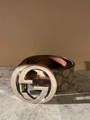 Beige Gucci belte - Säljer min gucci belte då jag har använt den par gånger är den ny och ser ny!! Har kvitto 🧾 om intresserad skriv!! Om du är intresserad eller har frågor!