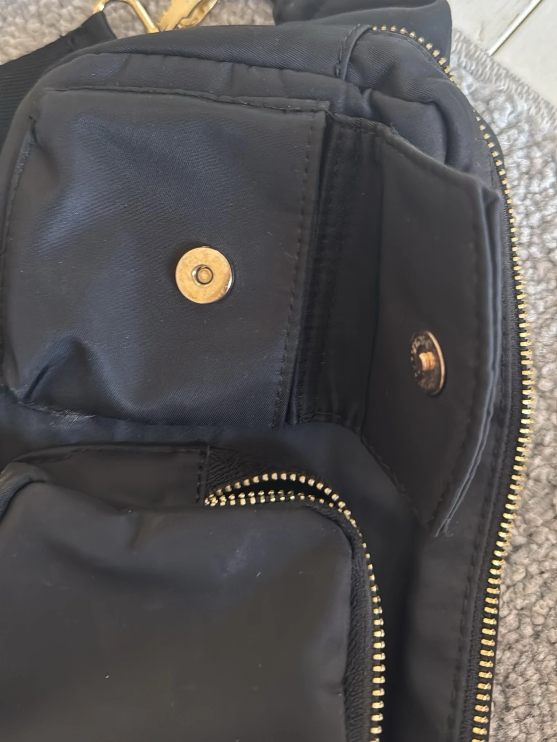 Svart axelväska med gulddetaljer - 4