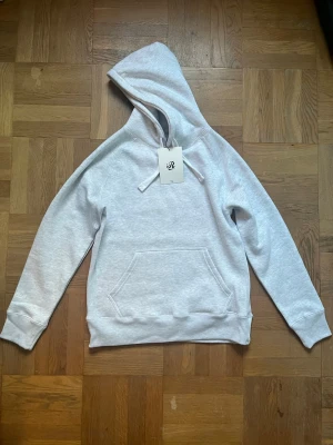 Grå hoodies från Russedress - Helt ny hoodie från Russedress! Riktigt varm och skön nu till vinter och vår! Normal i storleken. Skriv vid frågor🍾