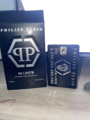 No Limit$ EdP 90ml - No Limit$ från Philipp Plein är en Eau de Parfum.  Är riktig go parfym som passar perfekt den som gillar lite mer trä parfym med choklad noter i. Helst för män men kvinnor  kan också bära den om de tycker om den 😇det finns ungefär 80 ml kvar av den tveka inte att höra av er 🤩 