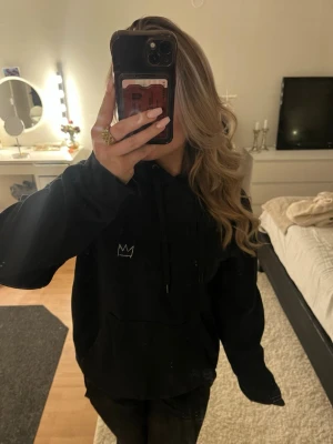 Hov1 hoodie - Jätte snygg hov1 hoodie. Tyvärr har den slitningar vid ändarna av ärmarna men det är de ända, kan gå ner i pris pga det!💕