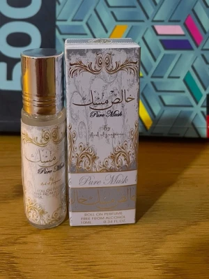 Pure Musk roll-on parfym - Smidig roll-on parfym med ren musk, fri från alkohol. Perfekt att ta med i väskan. Volym: 10 ml.