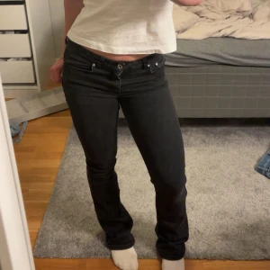 Svarta utsvängda jeans från Kidsbrandstore - Svarta utsvängda jeans från Kidsbrandstore, märket Grunt❤️De heter ”Texas low flare black”