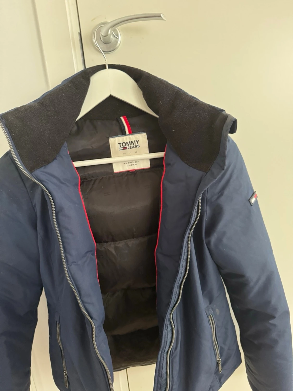 Mörkblå pufferjacka från Tommy Jeans - 2