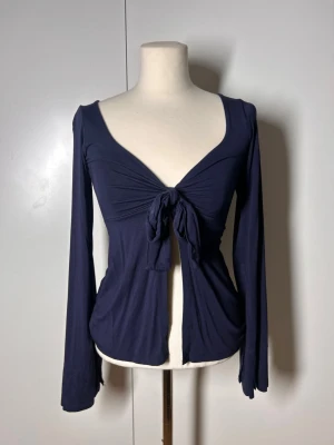 Design by si v ringad Knyttopp - Knyt topp från design by si. Marinblå. Xs/s Jättefint skick. Köp sker via köp nu, jag postar inom 24h. Kvar tills markerad såld