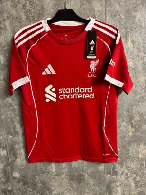 Liverpool Isak fotbollströja - S - Helt ny storlek S